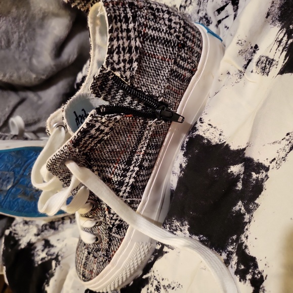 Blowfish Malibu B&W girls tennis shoes Size7 - Picture 2 of 4